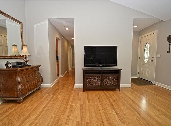 4th image of 1169 Catherine Ave