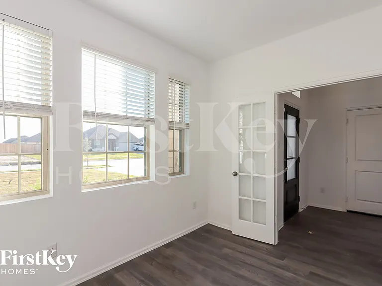 7307 Hillside Ave — Photo 3