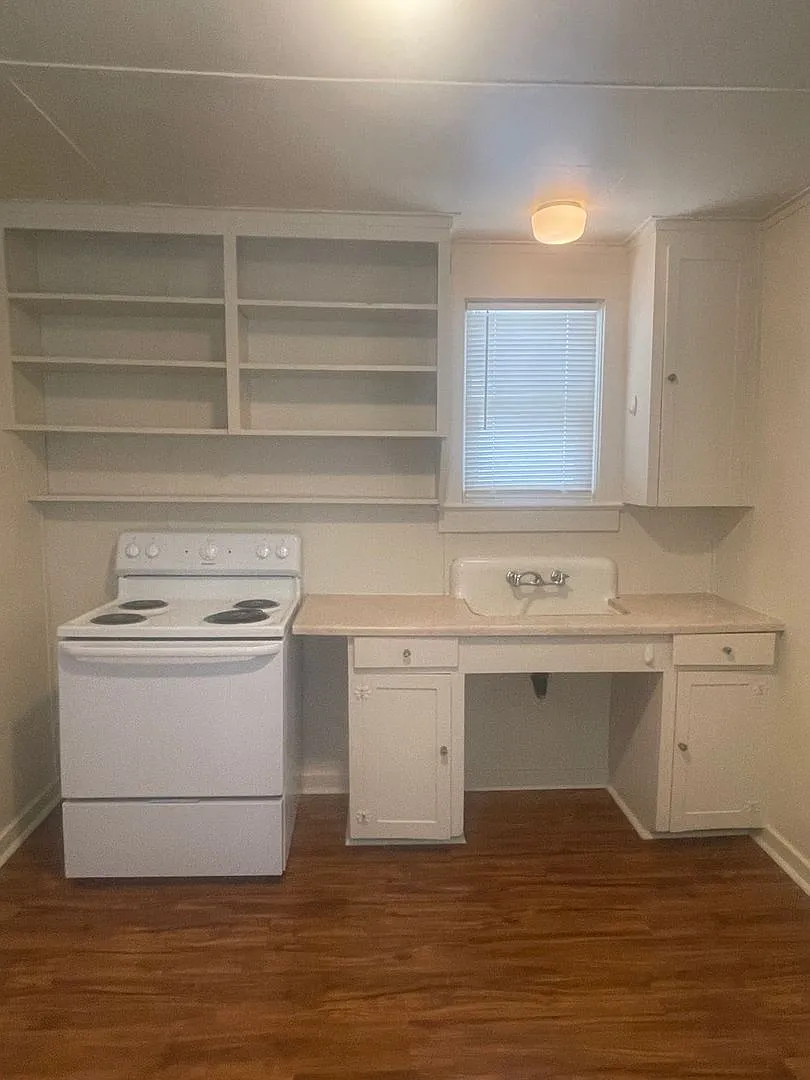 *Move In Special $500 Off First Months Rent* 1 Bed 1 Bath House Near Downtown — Photo 1