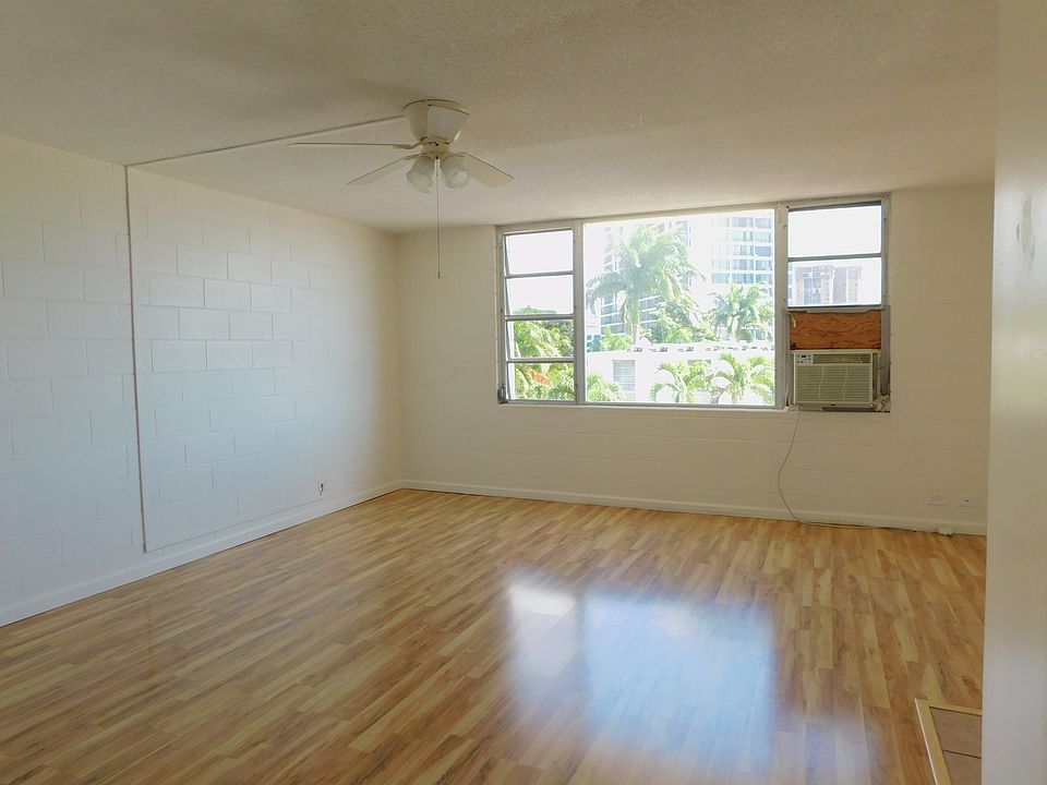 Living room: Wood laminate floors, new ceiling fan, new window A/C