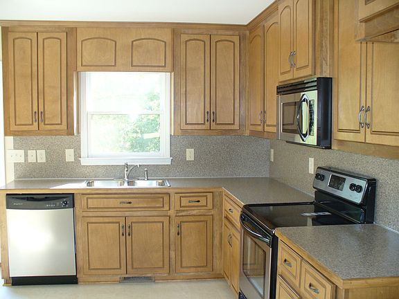 Kitchen w/ S/S Appliances