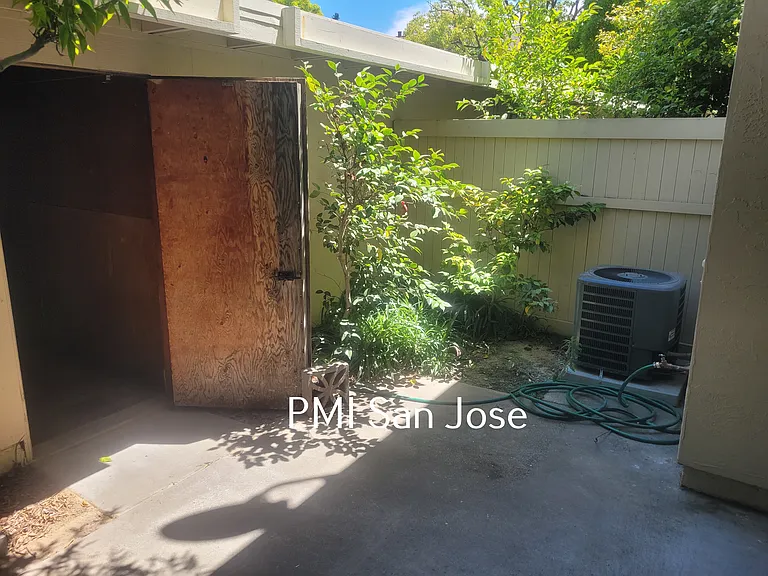 1260 Crescent Ter — Photo 17