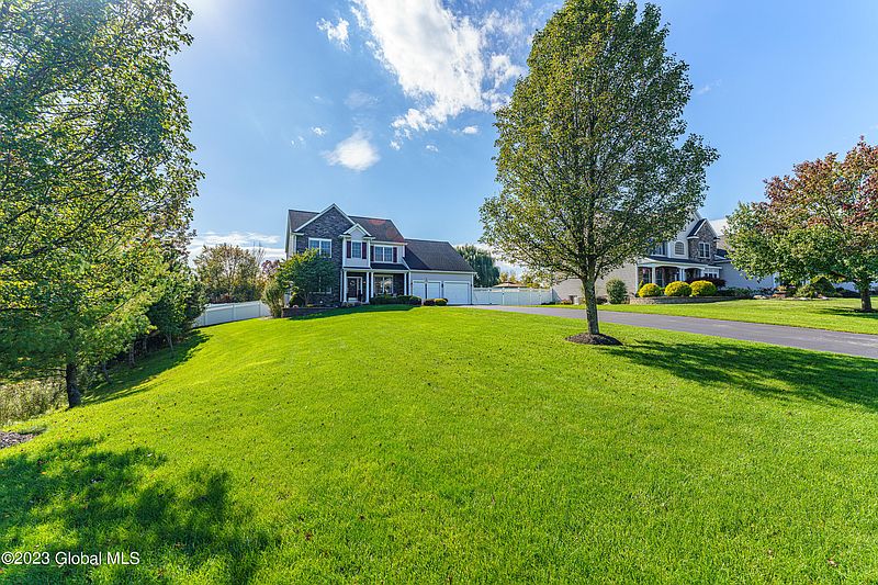 5th image of 8 Charterpoint Road