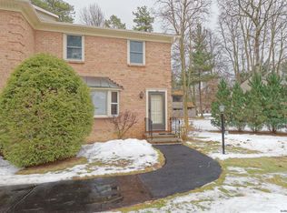 136 Point Of Woods Dr, Albany, NY 12203