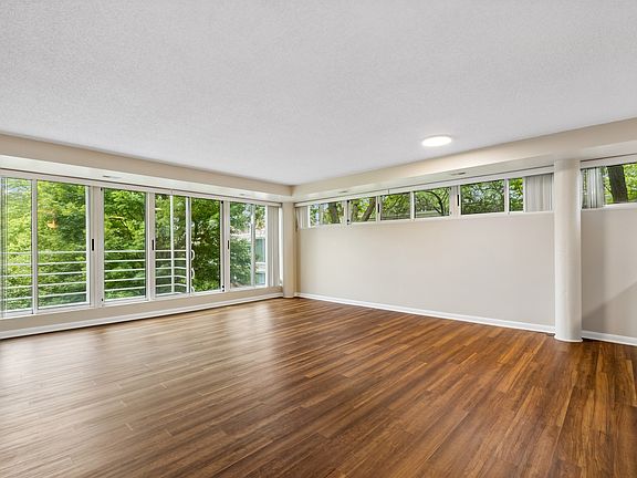 3rd image of 2555 Gross Point Rd APT 205