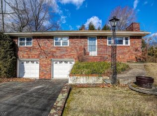 2 Pecan Ln, Oak Ridge, NJ 07438