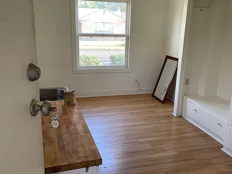 604 NW 4th St — Photo 1