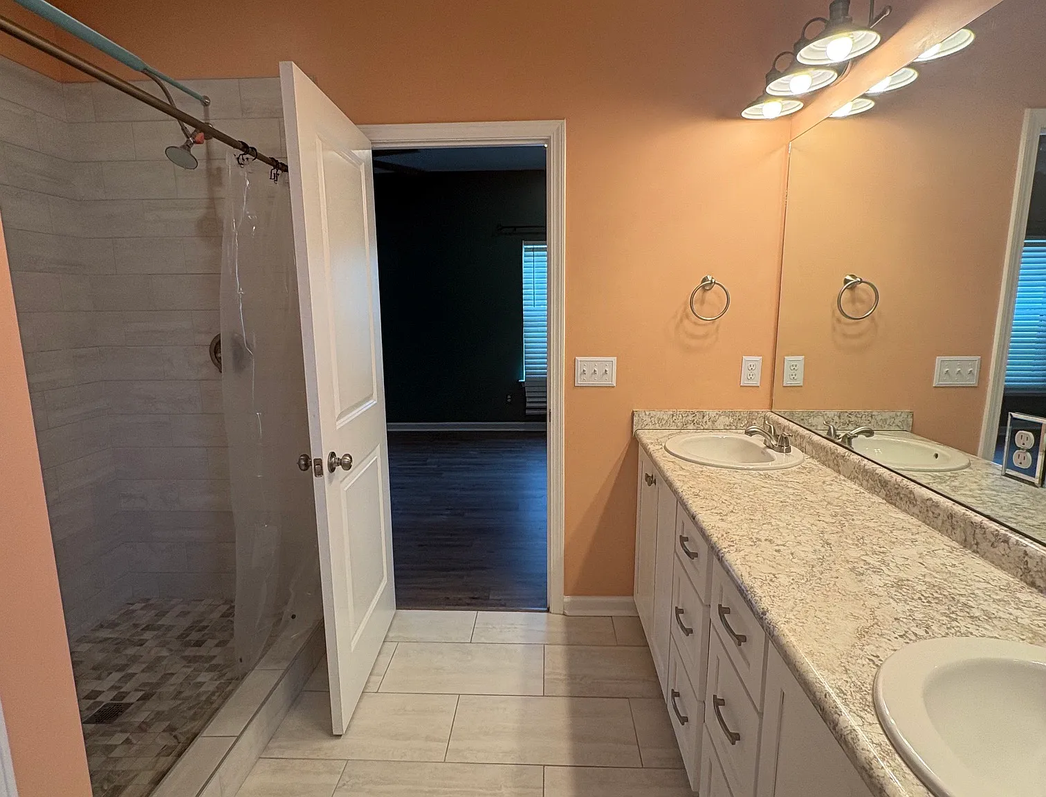 5 bed 3 bath Pet-Friendly Home — Photo 3
