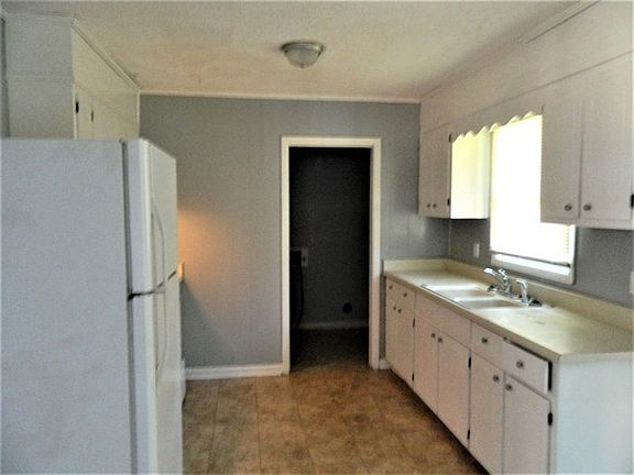 4th image of 808 Ponderosa Dr