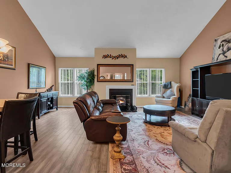 492 Bayberry Ct — Photo 6