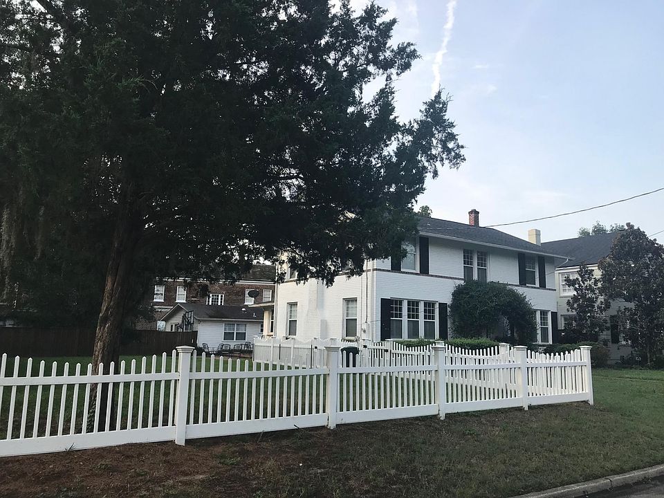 Fenced side yard