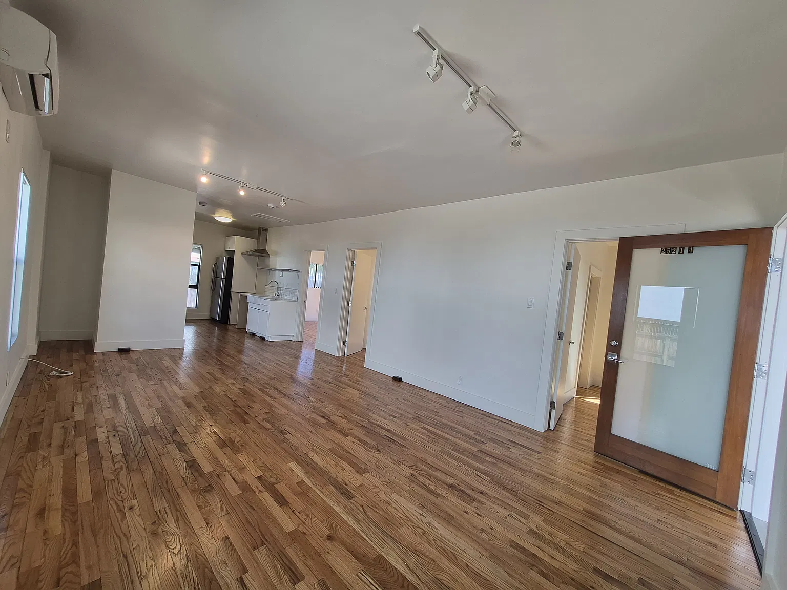 3 bed, 888 sqft, $2,700 — Photo 2