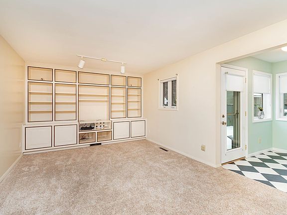3rd image of 907 Deerfield Ct