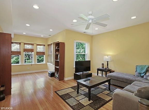 3rd image of 6525 N Bosworth Ave APT 3