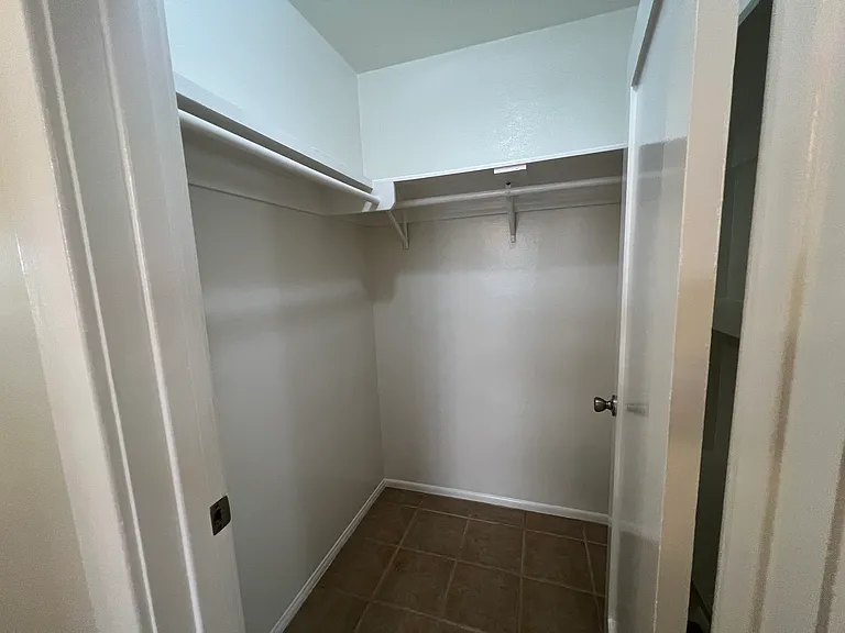 435 W Windsor Rd — Photo 10