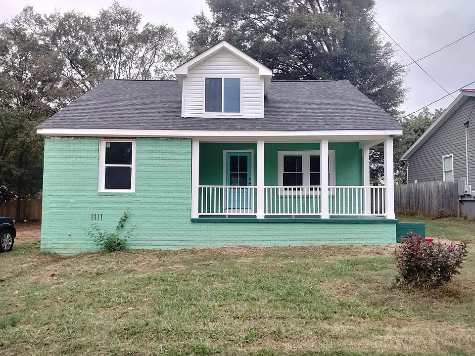140 Douglas St