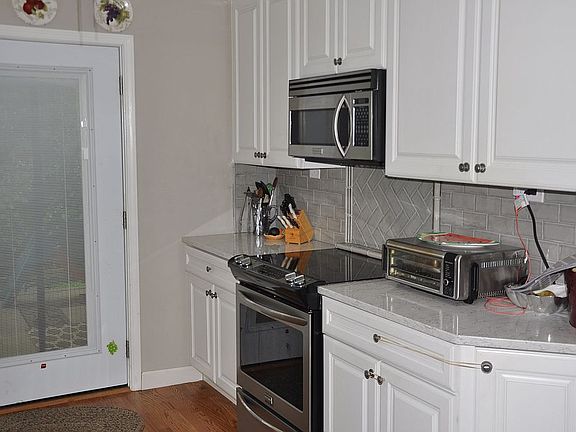 5th image of 1220 Snowdon Dr