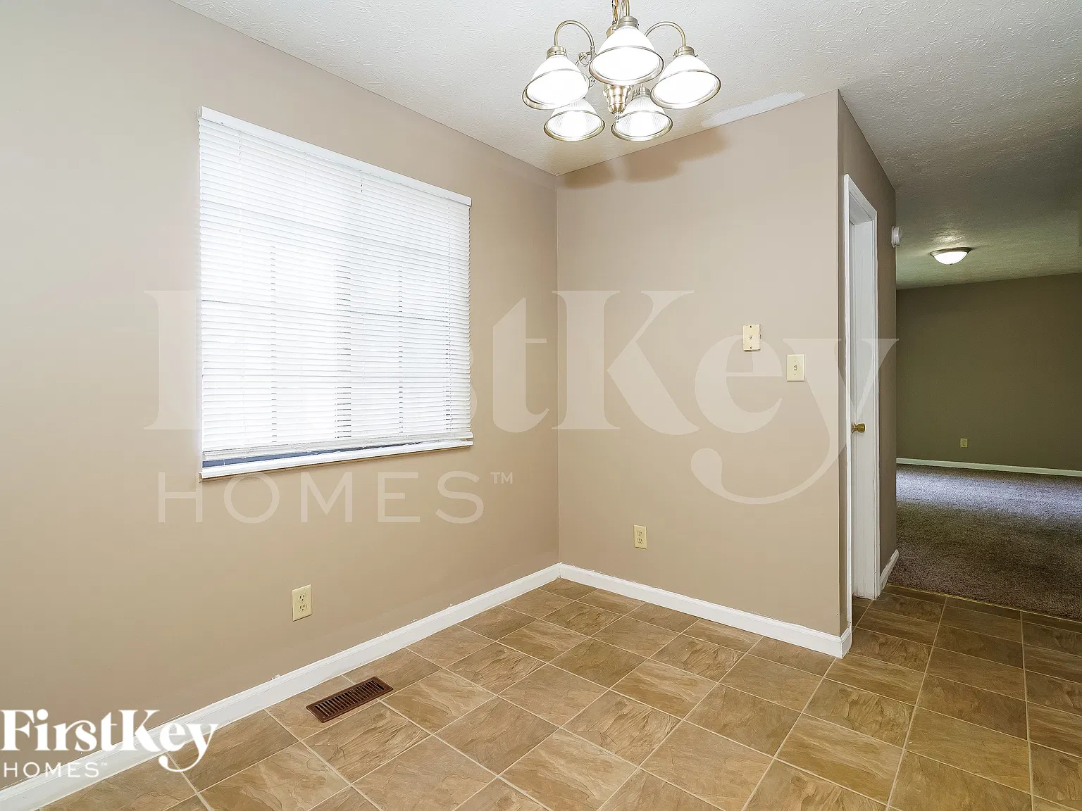 3 bed, 1.5 bath, 1294 sqft, $1,820 — Photo 3