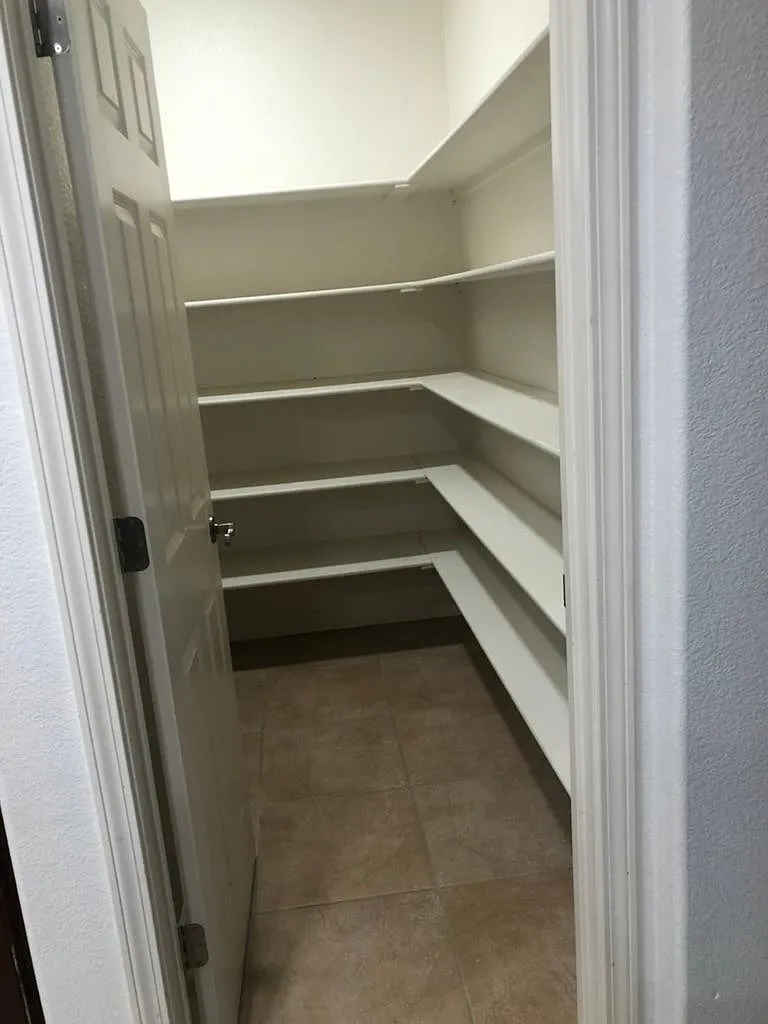 4 bed, 2734 sqft, $3,400 — Photo 4
