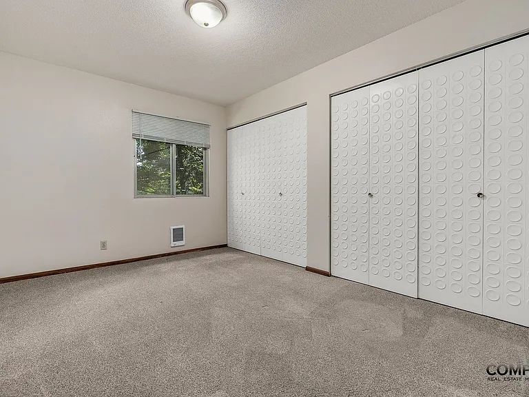 1237 S Dewey St — Photo 14