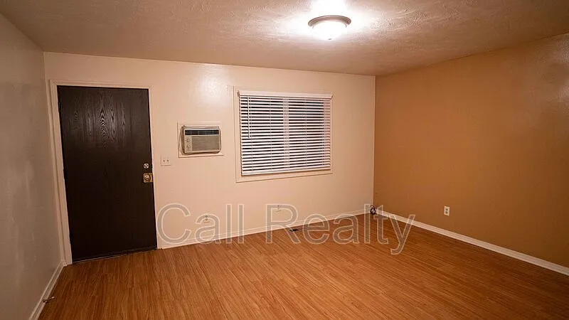 1 bed, 1.0 bath, 425 sqft, $900 — Photo 2