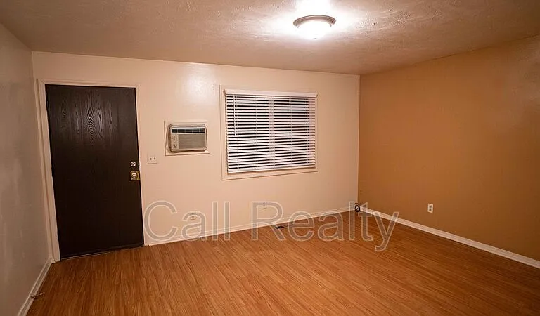 5223 N Crestline St — Photo 2