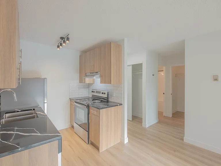 604 14th Ave SW — Photo 1