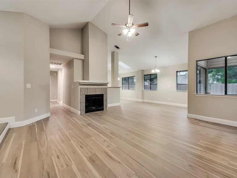 3301 Cliffview Dr — Photo 2