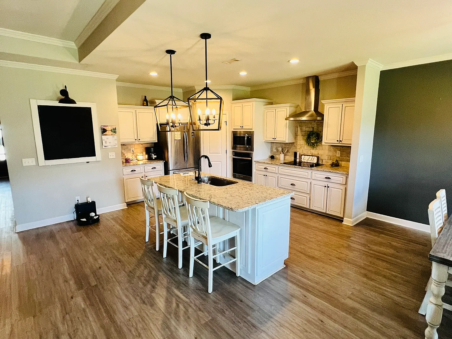 3 bed, 2015 sqft, $2,000 — Photo 2