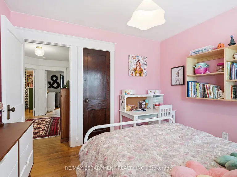 37 Connaught Ave S — Photo 19