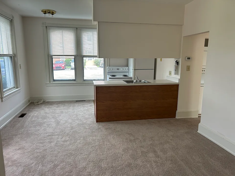 178 W King St #401