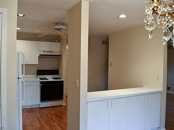 4th image of 10 Paris Cir