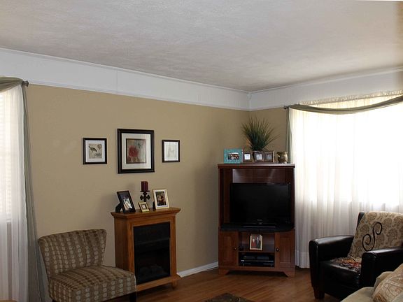 5th image of 601 W Rebecca Ave
