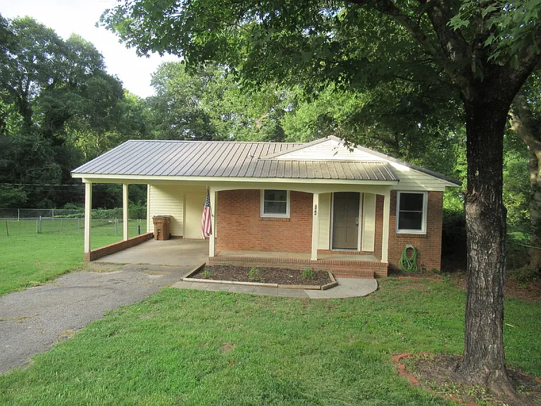 208 Crescent Ct — Photo 1