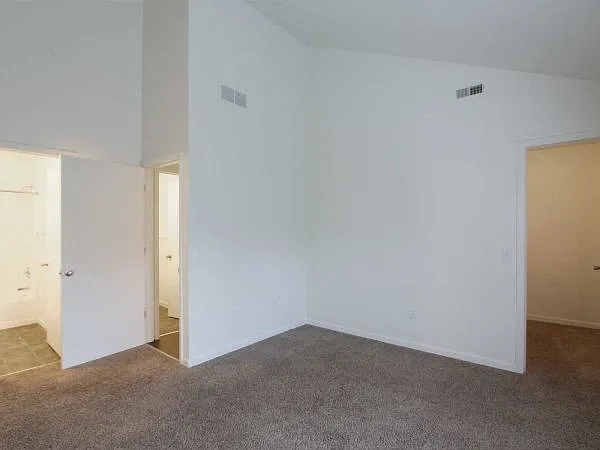 Crosscreek Apartments — Photo 8