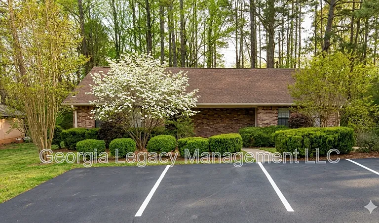 106-1 Oak Park Ct — Photo 1