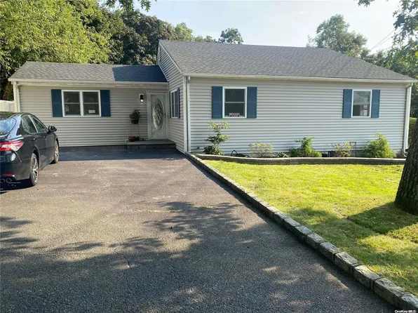 588 College Road, Farmingville, NY 11738