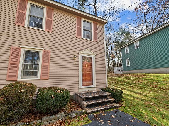 3rd image of 10 Beaujolais Drive