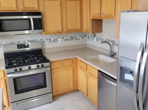 35 Tiger Lily Ct, Sayreville, NJ 08872