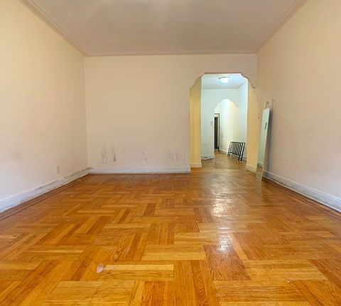 2nd image of 220 E 18th St #5