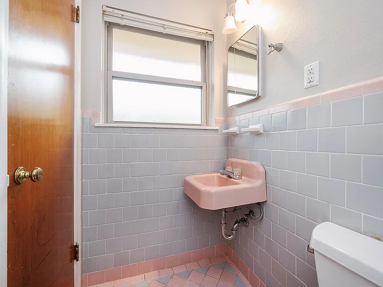 1018 W 31st St — Photo 39