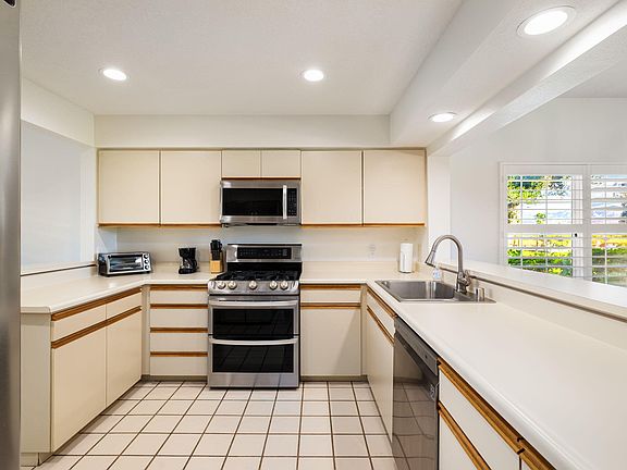 4th image of 270 E Vista Royale Cir #270