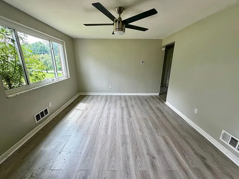 1710 Arnold St — Photo 3