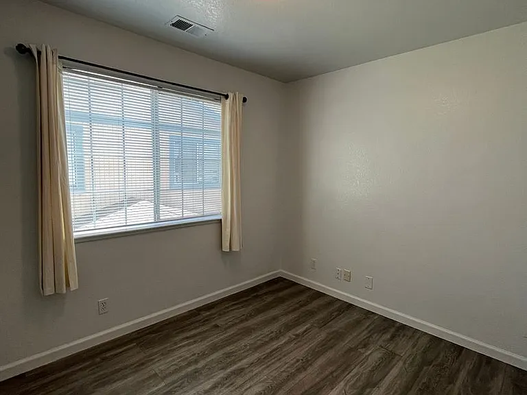 415 W J St — Photo 10