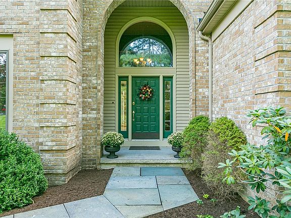4th image of 18 Parkview Manor Cir