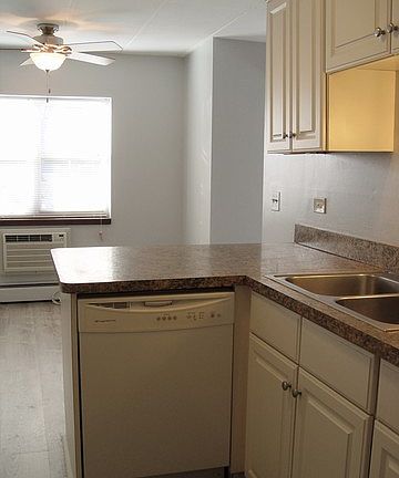 2nd image of 100 N Lincoln Ln APT 1D