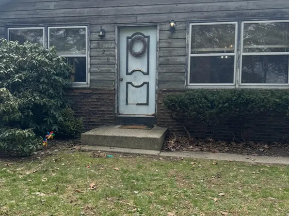 820 E 4th St, Lawton, MI 49065