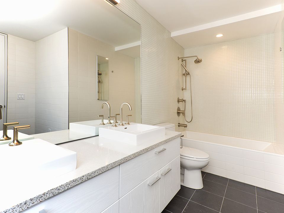 1st image of 200 E 11th St APT 305