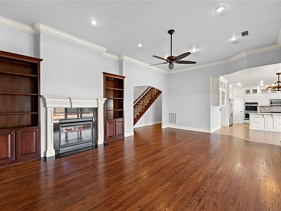 3rd image of 706 Edinburgh Ave