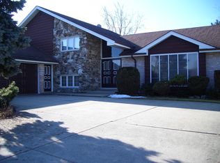 6512 Cambridge Rd, Willowbrook, IL 60527